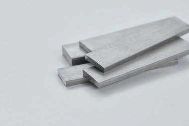 Yüksek kaliteli, paslanmaz çelik çubuklar ve düz endüstriyel yapıya sahip, inşaat, mühendislik, imalat ve endüstriyel tasarım kavramlarına uygun düz bölümler. İzole edilmiş beyaz arkaplan.