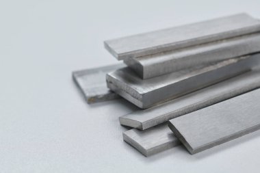 Yüksek kaliteli, paslanmaz çelik çubuklar ve düz endüstriyel yapıya sahip, inşaat, mühendislik, imalat ve endüstriyel tasarım kavramlarına uygun düz bölümler. İzole edilmiş beyaz arkaplan.