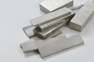 Yüksek kaliteli, paslanmaz çelik çubuklar ve düz endüstriyel yapıya sahip, inşaat, mühendislik, imalat ve endüstriyel tasarım kavramlarına uygun düz bölümler. İzole edilmiş beyaz arkaplan.