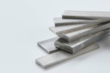 Yüksek kaliteli, paslanmaz çelik çubuklar ve düz endüstriyel yapıya sahip, inşaat, mühendislik, imalat ve endüstriyel tasarım kavramlarına uygun düz bölümler. İzole edilmiş beyaz arkaplan.