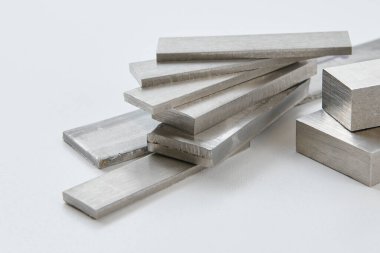 Yüksek kaliteli, paslanmaz çelik çubuklar ve düz endüstriyel yapıya sahip, inşaat, mühendislik, imalat ve endüstriyel tasarım kavramlarına uygun düz bölümler. İzole edilmiş beyaz arkaplan.