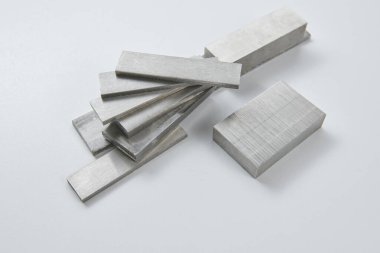 Yüksek kaliteli, paslanmaz çelik çubuklar ve düz endüstriyel yapıya sahip, inşaat, mühendislik, imalat ve endüstriyel tasarım kavramlarına uygun düz bölümler. İzole edilmiş beyaz arkaplan.