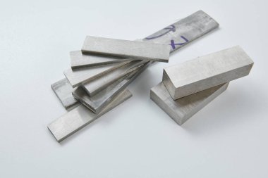 Yüksek kaliteli, paslanmaz çelik çubuklar ve düz endüstriyel yapıya sahip, inşaat, mühendislik, imalat ve endüstriyel tasarım kavramlarına uygun düz bölümler. İzole edilmiş beyaz arkaplan.