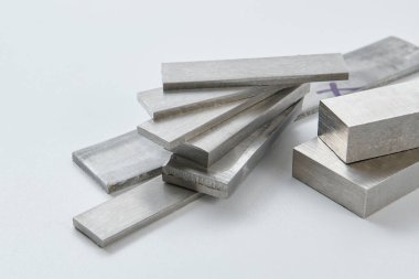 Yüksek kaliteli, paslanmaz çelik çubuklar ve düz endüstriyel yapıya sahip, inşaat, mühendislik, imalat ve endüstriyel tasarım kavramlarına uygun düz bölümler. İzole edilmiş beyaz arkaplan.