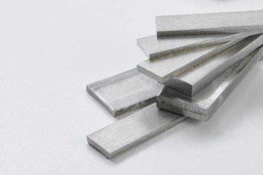 Yüksek kaliteli, paslanmaz çelik çubuklar ve düz endüstriyel yapıya sahip, inşaat, mühendislik, imalat ve endüstriyel tasarım kavramlarına uygun düz bölümler. İzole edilmiş beyaz arkaplan.