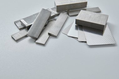 Yüksek kaliteli, paslanmaz çelik çubuklar ve düz endüstriyel yapıya sahip, inşaat, mühendislik, imalat ve endüstriyel tasarım kavramlarına uygun düz bölümler. İzole edilmiş beyaz arkaplan.