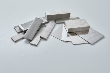 Yüksek kaliteli, paslanmaz çelik çubuklar ve düz endüstriyel yapıya sahip, inşaat, mühendislik, imalat ve endüstriyel tasarım kavramlarına uygun düz bölümler. İzole edilmiş beyaz arkaplan.