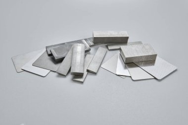 Yüksek kaliteli, paslanmaz çelik çubuklar ve düz endüstriyel yapıya sahip, inşaat, mühendislik, imalat ve endüstriyel tasarım kavramlarına uygun düz bölümler. İzole edilmiş beyaz arkaplan.