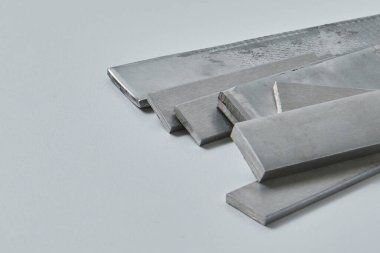 Yüksek kaliteli, paslanmaz çelik çubuklar ve düz endüstriyel yapıya sahip, inşaat, mühendislik, imalat ve endüstriyel tasarım kavramlarına uygun düz bölümler. İzole edilmiş beyaz arkaplan.