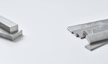 Yüksek kaliteli, paslanmaz çelik çubuklar ve düz endüstriyel yapıya sahip, inşaat, mühendislik, imalat ve endüstriyel tasarım kavramlarına uygun düz bölümler. İzole edilmiş beyaz arkaplan.