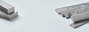 Yüksek kaliteli, paslanmaz çelik çubuklar ve düz endüstriyel yapıya sahip, inşaat, mühendislik, imalat ve endüstriyel tasarım kavramlarına uygun düz bölümler. İzole edilmiş beyaz arkaplan.