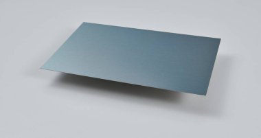 Metalik yüzey levhalarının görüntüsünü fırçalanmış ve mat bitkileriyle kapatın, mimari, imalat ve ürün tasarım uygulamaları için modern malzeme tasarımı ve endüstriyel dokular sergileniyor. İzole edilmiş beyaz arkaplan.