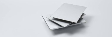 Metalik yüzey levhalarının görüntüsünü fırçalanmış ve mat bitkileriyle kapatın, mimari, imalat ve ürün tasarım uygulamaları için modern malzeme tasarımı ve endüstriyel dokular sergileniyor. İzole edilmiş beyaz arkaplan.