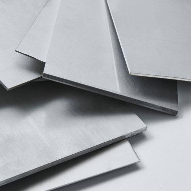 Metalik yüzey levhalarının görüntüsünü fırçalanmış ve mat bitkileriyle kapatın, mimari, imalat ve ürün tasarım uygulamaları için modern malzeme tasarımı ve endüstriyel dokular sergileniyor. İzole edilmiş beyaz arkaplan.