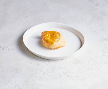 Pasta ve pasta parçalarıyla dolu bir tabak, desen, renk ve iştah açıcı ayrıntıları vurgulamak için fotoğraflanmış..