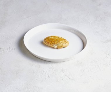 Pasta ve pasta parçalarıyla dolu bir tabak, desen, renk ve iştah açıcı ayrıntıları vurgulamak için fotoğraflanmış..