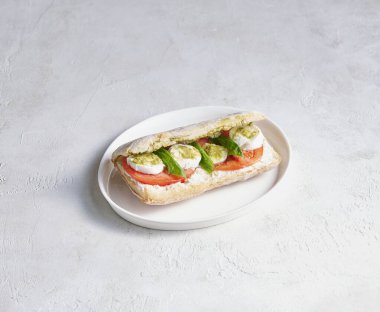 Temiz bir yüzeyde servis edilen yumurtalarla taze hazırlanmış kahvaltı tabağı, renk, doku ve iştah açıcı sunum..