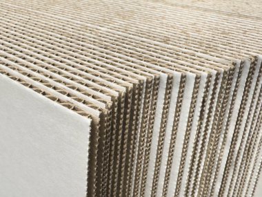 Bir stüdyo ortamında düzenlenmiş ayrıntılı karton kesitler, tasarım veya ambalaj kavramları için görüntü dokusu, katman ve temiz geometrik biçimler.