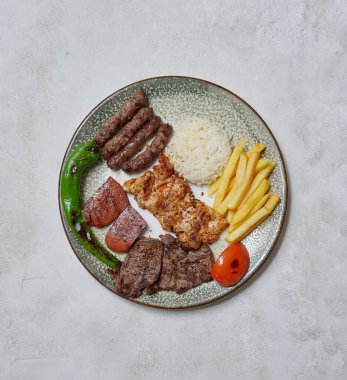 Ramazan, masa, Türk mutfağı, geleneksel Türk yemekleri, karışık ızgara tabağı, ızgara tavuk, biftek, köfte, Türk kebabı, pirinç pilavı, patates kızartması, mercimek çorbası, çorba, börek, taze salata, renkli salata, turşu, salata, salata.