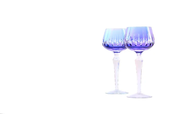 Dois copos de cristal para champanhe e vinho em um fundo branco — Fotografia de Stock