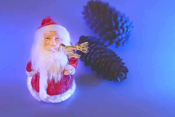 Noel Baba, kozalak ve Noel oyuncakları