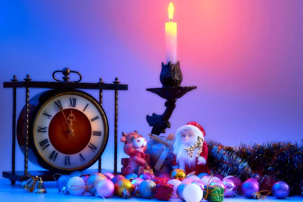 Sihirli bir Noel mumunun ışığı, Öküz yılı yaklaşıyor.