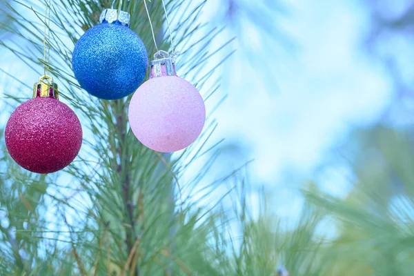 Kerstboom decoratie met feestelijk speelgoed — Stockfoto