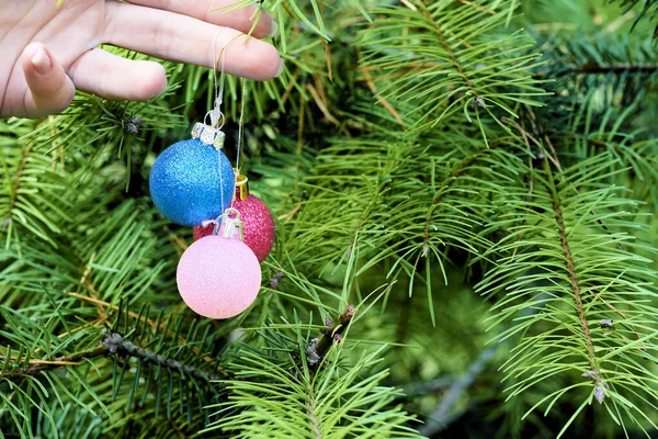 Kerstboom decoratie met feestelijk speelgoed — Stockfoto
