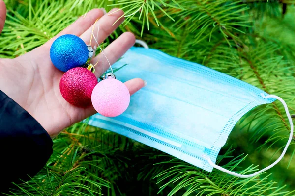 Kerstboom decoratie met feestelijk speelgoed — Stockfoto