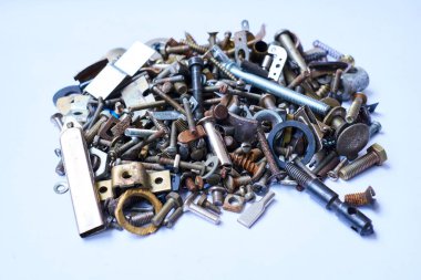 Kapı ya da pencereyi takmak için sokete kayan bir çubuk.