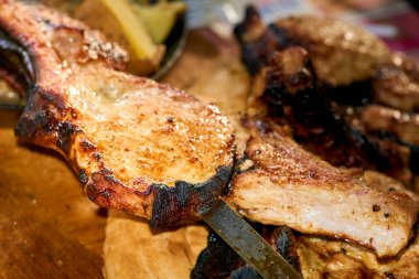 Kalın bir dilim sığır eti, tipik olarak popodan alınıp ızgara, ızgara ya da kızarmış yenir..