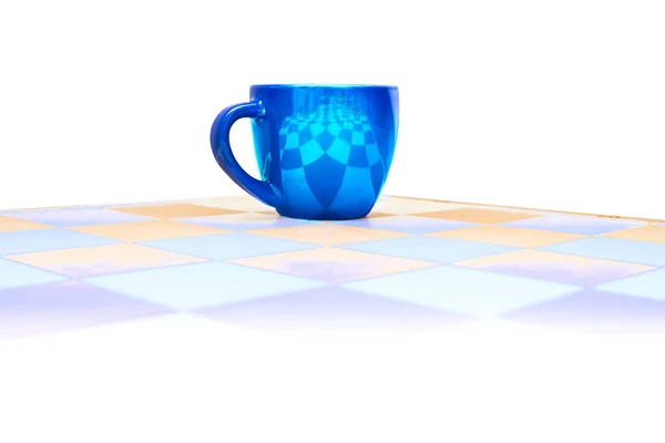 Çok renkli satranç tahtasında parlayan mavi kupa — Stok fotoğraf