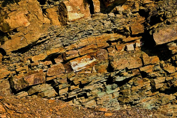 阳光下一块古老岩石的石刻 — 图库照片