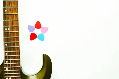 Gitar boyunlu fretboard, beş seçim plectrum ve beyaz arkaplan.