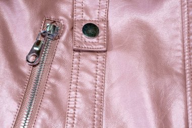 Kalçaya ya da bele kadar uzanan bir dış giysi, tipik olarak kolları vardır.