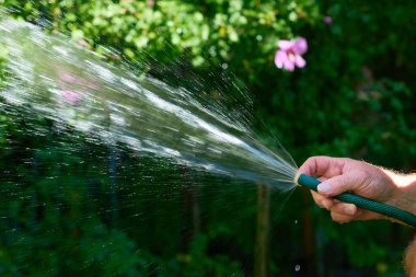 Toprağa su sağlamak ya da büyümeye yardımcı olmak için ekinler, genellikle kanallar yoluyla. Sulama sistemi,