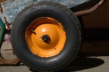 Önünde bir tekerlek, arkasında iki destek bacağı ve iki tutacağı olan küçük bir araba.