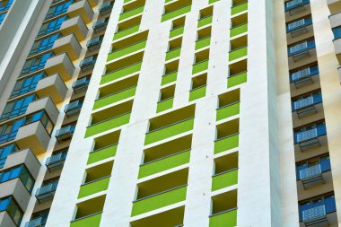 çatısı ve duvarları olan bir yapı, ev, okul, mağaza ya da fabrika gibi.