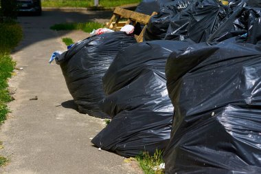 Üstü açık, esnek malzemelerden yapılmış bir kap, bir şeyler taşımak için kullanılır.