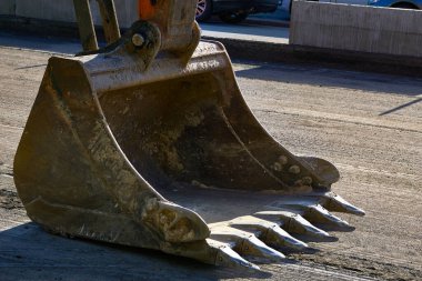 mekanik güç kullanan ya da uygulayan ve her birinin belirli bir fonksiyonu olan birkaç parçaya sahip bir aygıt.