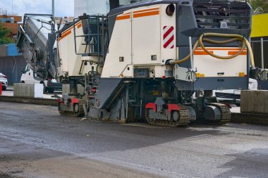 Kum ya da çakıl içeren koyu renkli zift karışımı yollar, zemin döşeme, çatı vs. için kullanılır.