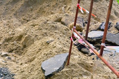 bir bariyer, korkuluk, veya diğer dik yapı, tipik olarak ahşap veya tel