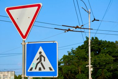 Güvenli taşıma için yol kullanıcılarına bilgi ya da talimat veren bir işaret