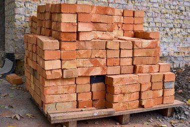 Büyük, kalın, düz bir taş parçası, beton ya da ahşap, tipik olarak dikdörtgen..