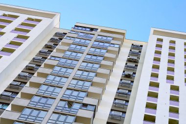 çatısı ve duvarları olan bir yapı, ev, okul, mağaza ya da fabrika gibi.