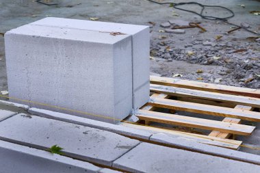 Mükemmel ısı yalıtımı için yapımında kullanılan hafif, döküm öncesi beton.