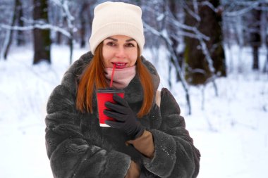 Ağzına bir sıvı al ve yut. Rahatlamak için içecekler.