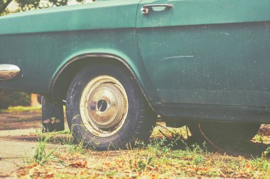 Genellikle, eski moda ya da geleneksel olan birine veya bir şeye atıfta bulunmak için kullanılır.