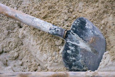 Geniş düz bıçaklı ve tipik olarak ters çevrilmiş kenarlı bir araç