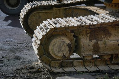Traktör, tank vb. tekerlere yerleştirilmiş geniş bir zincir. Aracın ülke çapındaki yeteneğini geliştirmek için.